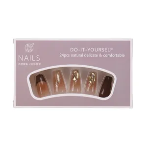 Coffret de faux ongles dégradé marron Maillard avec paillettes dorées et strass