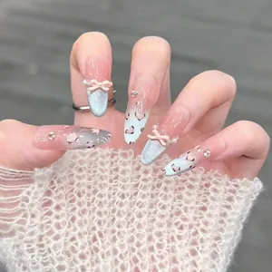 Blauwe cat eye plaknagels met roze 3D-strikjes, luipaardharten en parels op amandelvorm