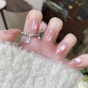 Vue détaillée d'une bague en perles d'argent S925 avec perle blanche sur main soignée