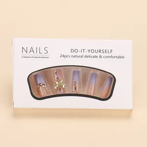 Faux ongles carrés extra longs avec pointes françaises rouges et papillons dorés brillants