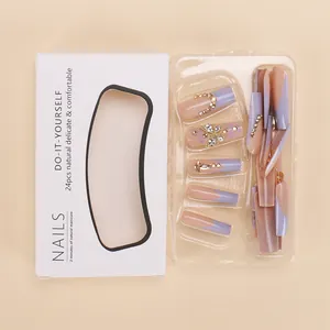 Faux ongles carrés extra longs avec papillons dorés 3D, pointes French rouges et strass
