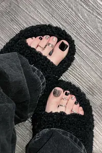 Vista de anillos plateados para pies y uñas postizas negras con efecto de mármol
