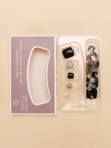 Vista plana de 24 uñas postizas para pies glitter plata y negro en caja púrpura
