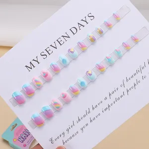 Set 24 unghie finte corte per bambine con cuori arcobaleno e colori pastello macaron