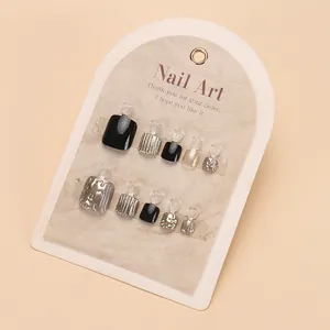 Detalle del set de 10 uñas postizas para pies con purpurina y diseño de rayas plata