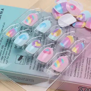 Dettaglio di 24 unghie finte arcobaleno con cuore e confezione in plastica ABS