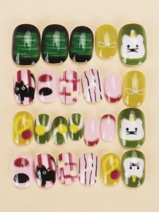 Détail de 24 faux ongles pour enfants avec motifs de chats mignons et carreaux colorés