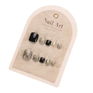 Juego de uñas postizas para pies en plata y negro con rayas metálicas elegantes