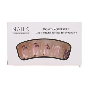 Faux ongles courts français avec fleurs pailletées violettes et dégradé rose doux
