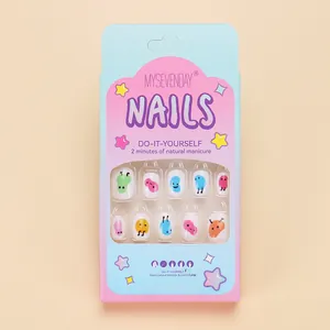Juego profesional de 24 uñas postizas de dibujos animados de colores para niños