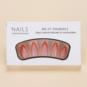 Nahaufnahme von 24 Stück langen French Nails in Orange mit weißen Punkten in Box