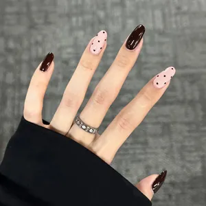 Unghie a mandorla marrone scuro e rosa a pois con elegante anello in argento