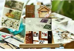 Cartes postales artistiques avec illustrations vintage et fleurs sur chevalet en bois