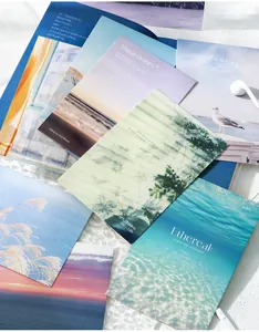 Détail d'un lot de cartes postales esthétiques avec paysages naturels et typographie