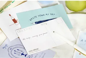 Cartes postales artistiques avec illustration de stylo bleu et design de timbre sur tissu