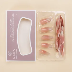 Detail von 30 Stk. nudefarbenen Mandel-Press-on-Nägeln in der Markenverpackung