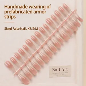 Handgefertigte Kunstnägel im Nude-Rosa-Verlauf, Set mit 30 glänzenden Harzstücken in 3 Größen