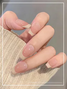 Gros plan d'ongles autocollants de style français minimaliste avec dégradé nu