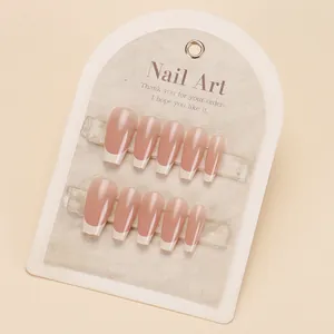 Faux ongles French manucure avec dégradé nude et bords blancs sur support