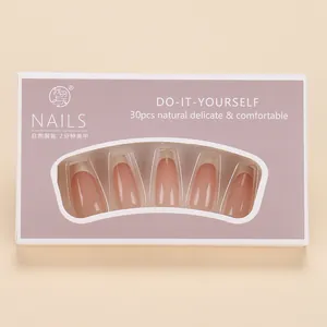 Détail de 30 faux ongles nude dégradés style French avec bords blancs et emballage