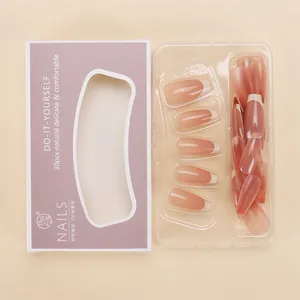 Détail de 30 faux ongles nude dégradés avec bordure French blanche élégante en coffret