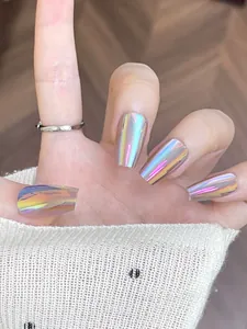 Détail de faux ongles coffin longs avec finition holographique aurora laser chrome