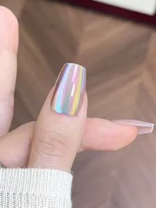 Détail macro d'ongles holographiques aurora avec effet métallique arc-en-ciel