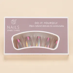 Détail de 30 faux ongles irisés présentés dans leur boîte d'emballage lavande