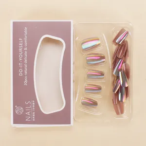 Détail de 30 faux ongles longs cercueil holographiques avec fini rose métallique