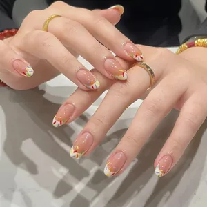 Faux ongles French avec confettis colorés présentés sur un fond en marbre chic