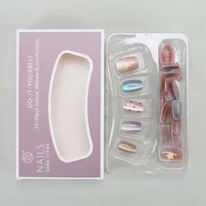 Détails de faux ongles œil de chat avec motifs d'étoiles et pois dans une boîte mauve