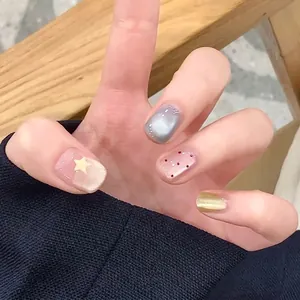 Lot de 30 faux ongles avec œil de chat doré, motifs d'étoiles et points rouges élégants
