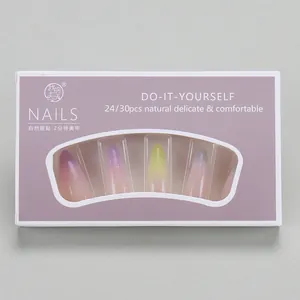 Détail de faux ongles dégradés avec paillettes dans une boîte à fenêtre rose et violette
