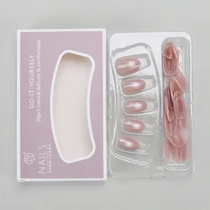 Détail de l'ensemble de 30 faux ongles œil-de-chat rose nude dans leur boîte cadeau