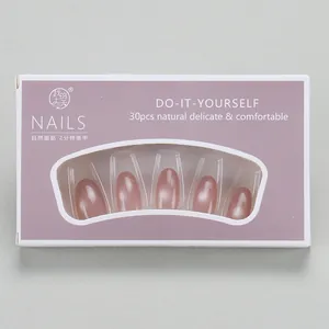 Gros plan de 30 faux ongles œil-de-chat rose poudré dans une boîte à fenêtre élégante