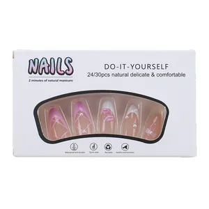Set unghie finte french con design rosa, perle e fiocchi 3D nella confezione