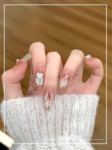 Detailansicht langer quadratischer Nagelspitzen in Rosa mit Perlen und Strasssteinen