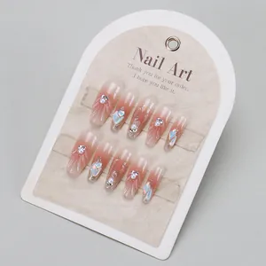 Detail von Luxus-Press-on-Nägeln mit 3D-Muschelmuster, Perlen und Glitzer-Farbverlauf