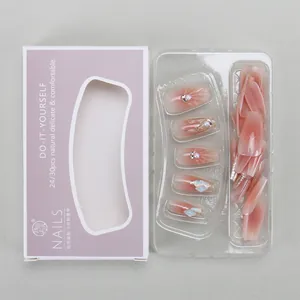 Detail von rosa Farbverlauf-Nägeln zum Aufkleben mit Strasssteinen und Verpackung