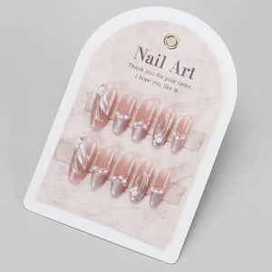 Faux ongles dégradés roses élégants avec perles blanches et accents argentés 3D