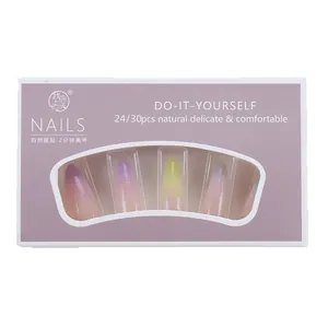 Kit de faux ongles avec dégradé violet et jaune pailleté dans son emballage de vente