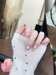 Detail van korte cat-eye kunstnagels met roze gradiënt en parelmoerglans afwerking