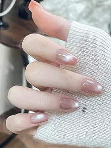 Detail van roze cat eye gradiënt kunstnagels met glanzende aurora afwerking
