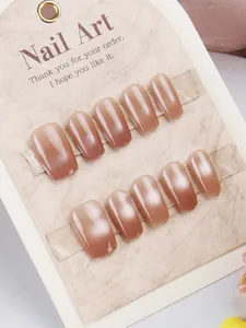 Detail van korte cat-eye kunstnagels met bruin kleurverloop op presentatiekaart