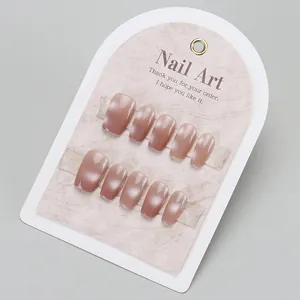 Korte cat-eye kunstnagels in oudroze met glitterverloop op een presentatiekaart