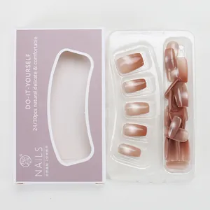 Detailweergave van paarse gradiënt kunstnagels in luxe verpakking met vierkante vorm
