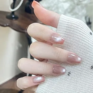 Korte vierkante cat-eye plaknagels met nude roze gradiënt en iriserende glans