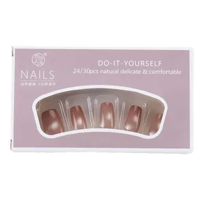 Cat-eye kunstnagels in mauve kleurverloop met luxe verpakking display