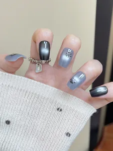 Vue macro d'ongles à pression œil-de-chat avec motifs de chat et pattes en 3D