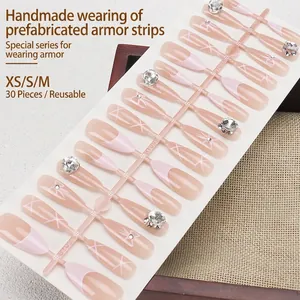 Unghie finte fatte a mano rosa stile francese con strass e linee incrociate eleganti